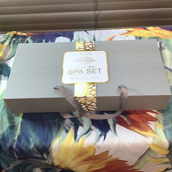 Spa Set Giftbox NWOT Exfoliate, Sponge, Gloves & Lava Pumice - Picture 1 of 10